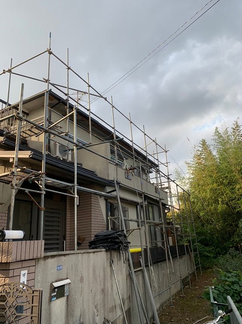 足場を建物を囲うように設置